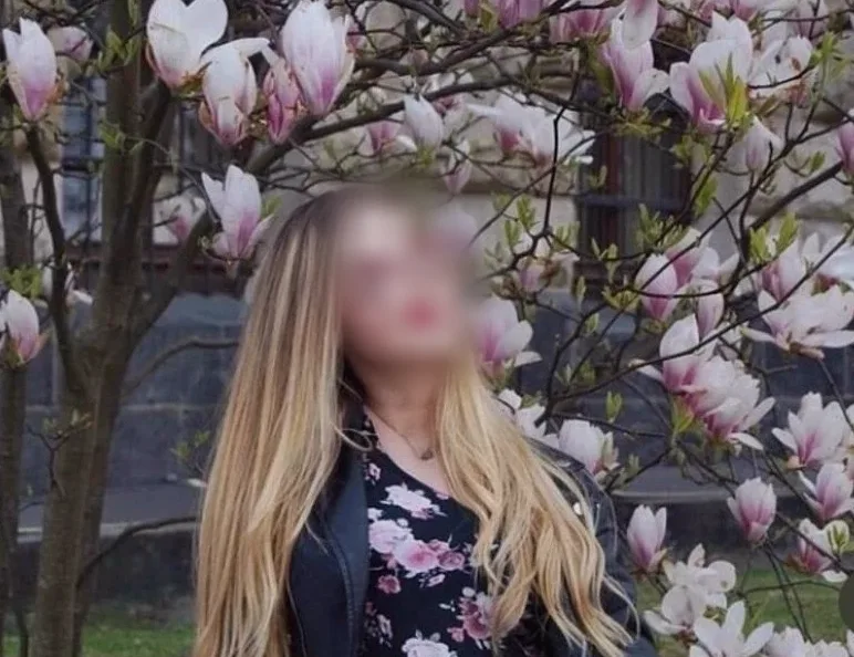 Rosa, 25
