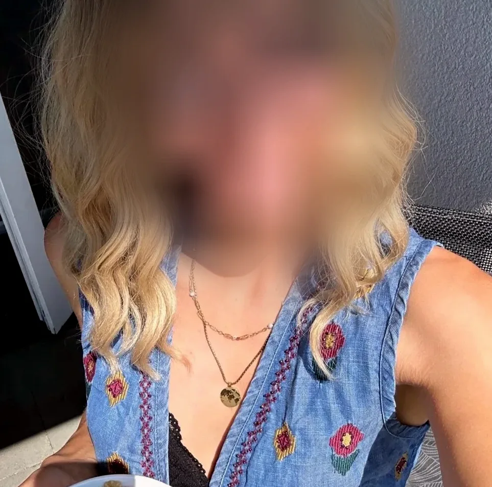 Rosa, 26